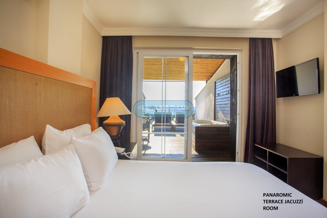 MANAS PANORAMİK TERAS JAKUZİLİ ODA